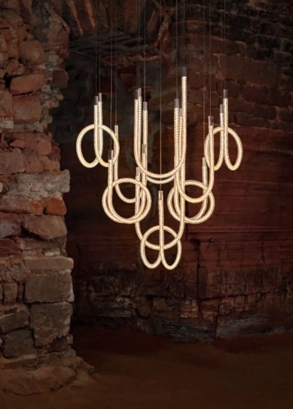10-light chandelier: Light up your contemporary dining room